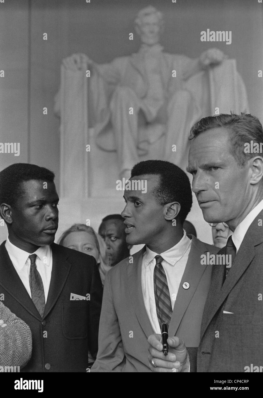 Acteurs Sidney Poitier, Charlton Heston et chanteur Harry Belafonte à la manifestation de 1963 sur l'État de Washington. Le 28 août 1963. Banque D'Images