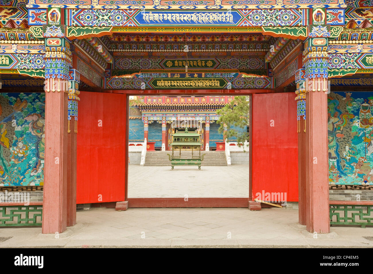 Un coloré et peint de façon complexe porte à l'Dazhao Temple à Hohhot. Banque D'Images
