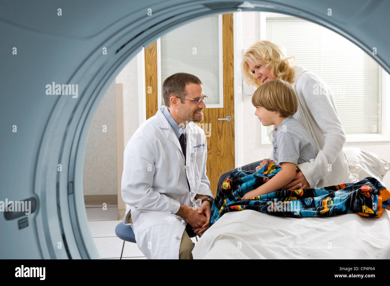 Médecin et mère enfant garçon rassurer avant CT scan Banque D'Images