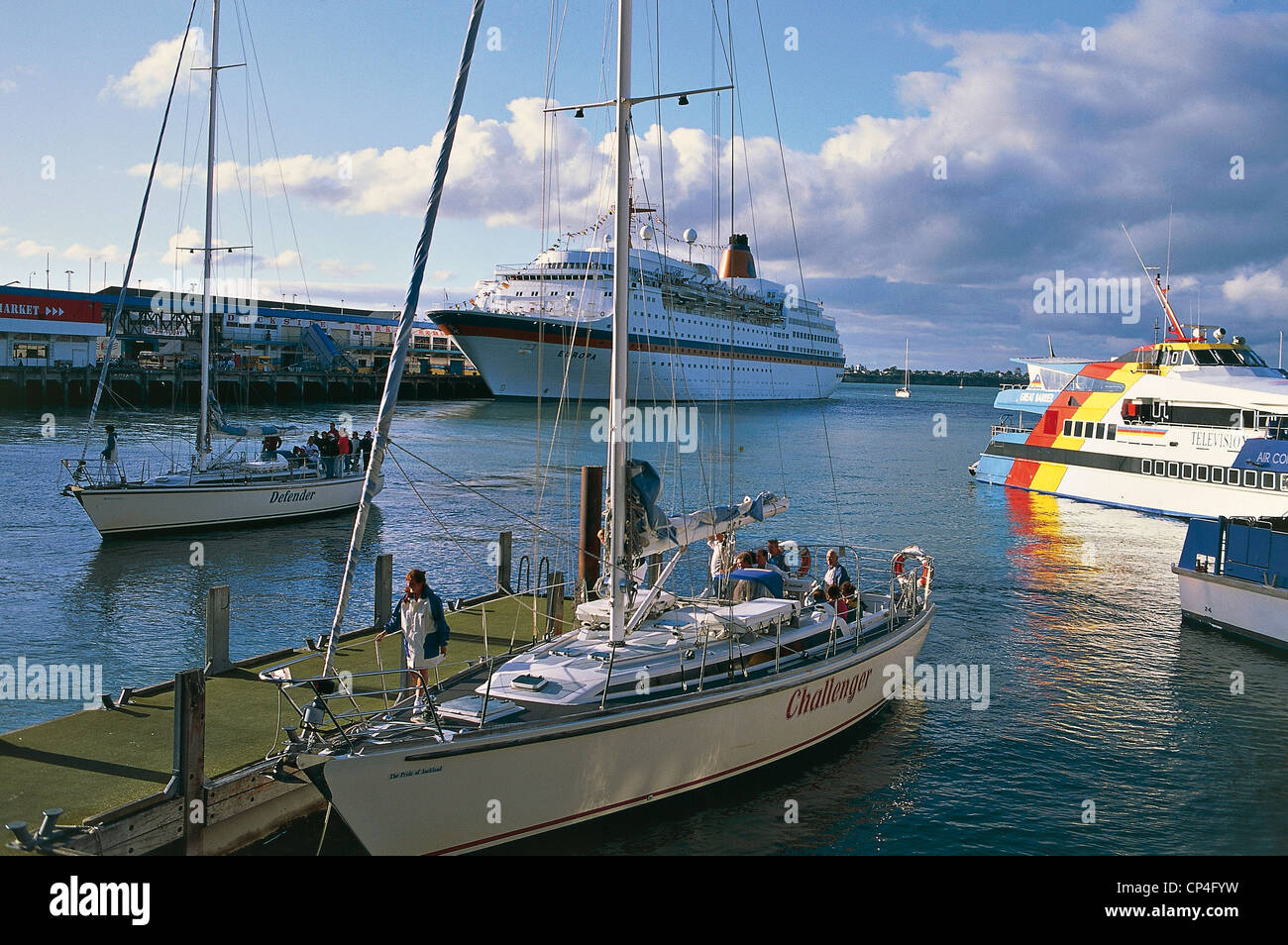 Nouvelle-zélande - Auckland Harbour. Bateaux à voile et le bateau à vapeur l'Europe. Banque D'Images