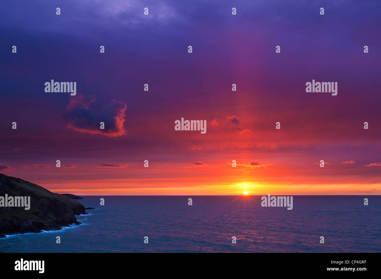 Coucher du soleil Mwnt Ceredigion Cardigan bay coast Cardiganshire Wales UK GB EU Europe Banque D'Images