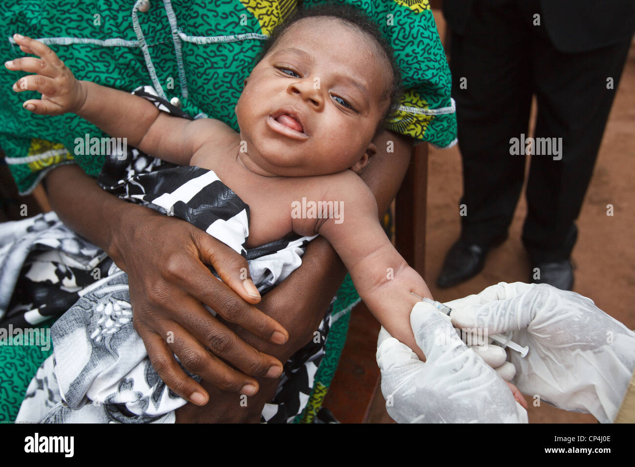 Un enfant est vacciné au cours de la vaccination de routine à l'Nyunzu centre de santé dans la ville de Nyunzu, province du Katanga, RDC Banque D'Images