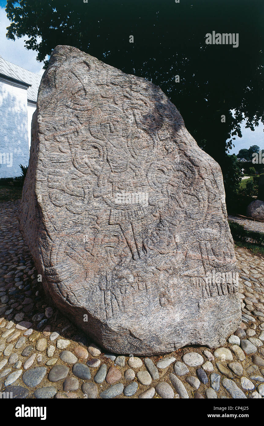 Danemark - Jelling Hills, les pierres runiques (patrimoine mondial de "l'UNESCO, 1994). Avec pierre runique sculptures du 10e siècle. Banque D'Images