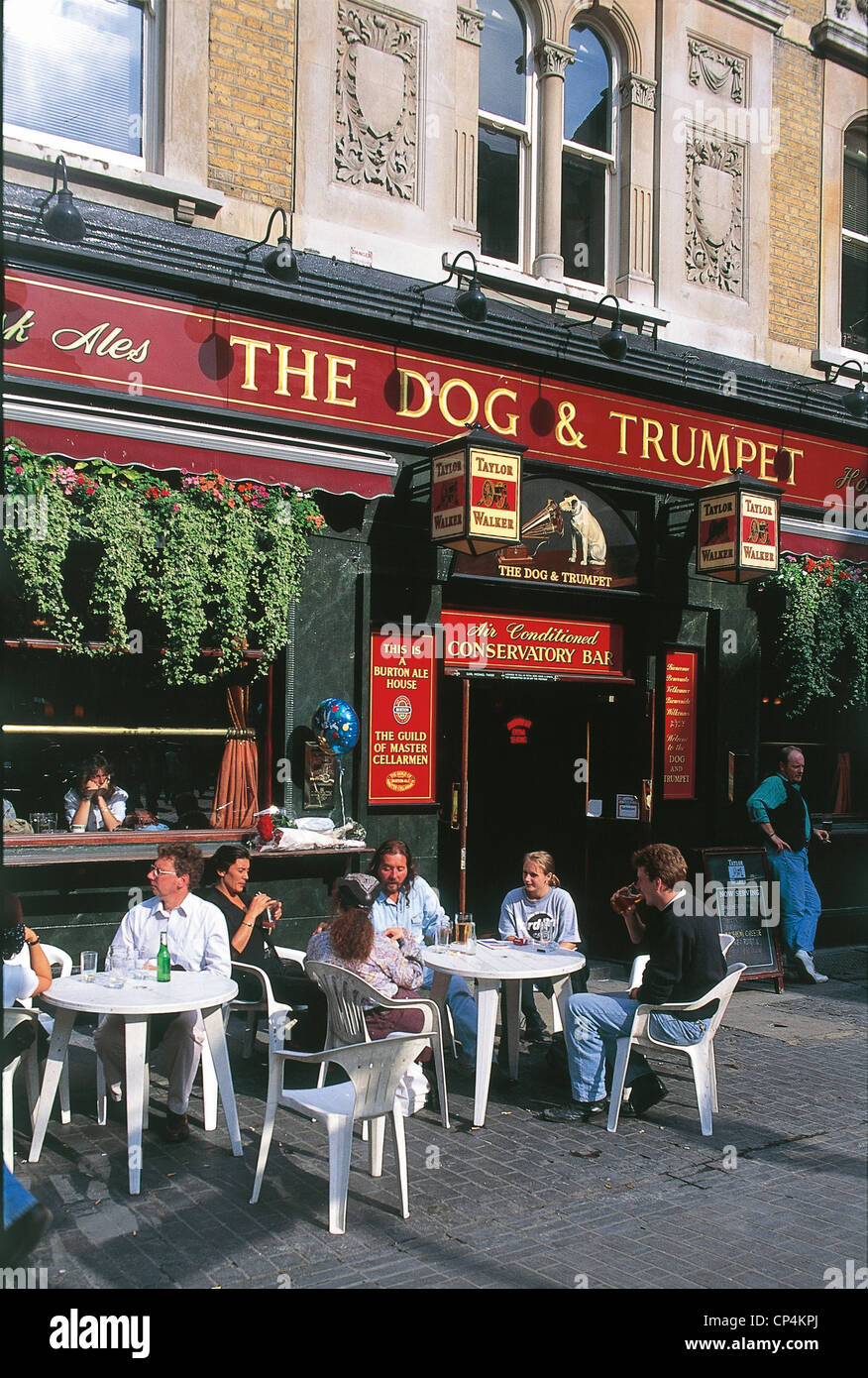 Dog and trumpet pub Banque de photographies et d’images à haute ...