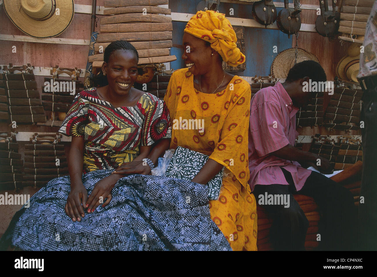 Mali - BAMAKO. Les femmes en costume traditionnel Banque D'Images