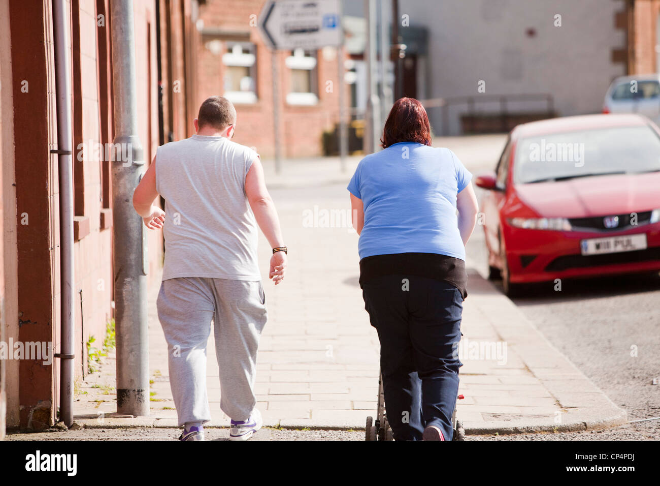 Un couple d'obésité dans les rues de Lockerbie, en Écosse, au Royaume-Uni. Banque D'Images