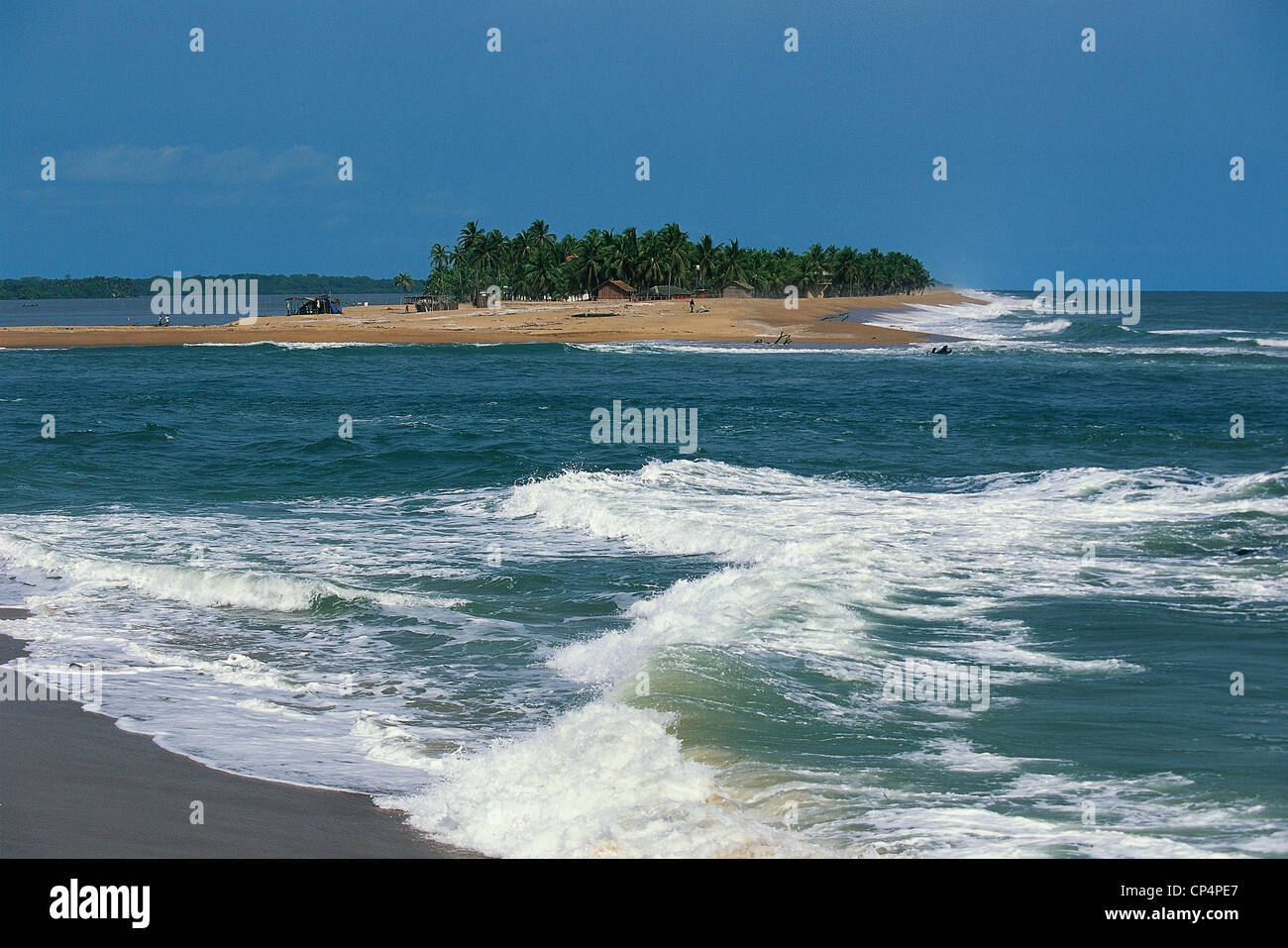 Côte d'Ivoire - Passage entre le lagon et l'océan Atlantique à l'EBRI-Grand Lahou Banque D'Images