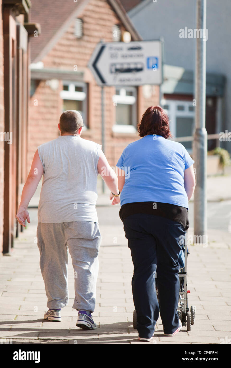 Un couple d'obésité dans les rues de Lockerbie, en Écosse, au Royaume-Uni. Banque D'Images