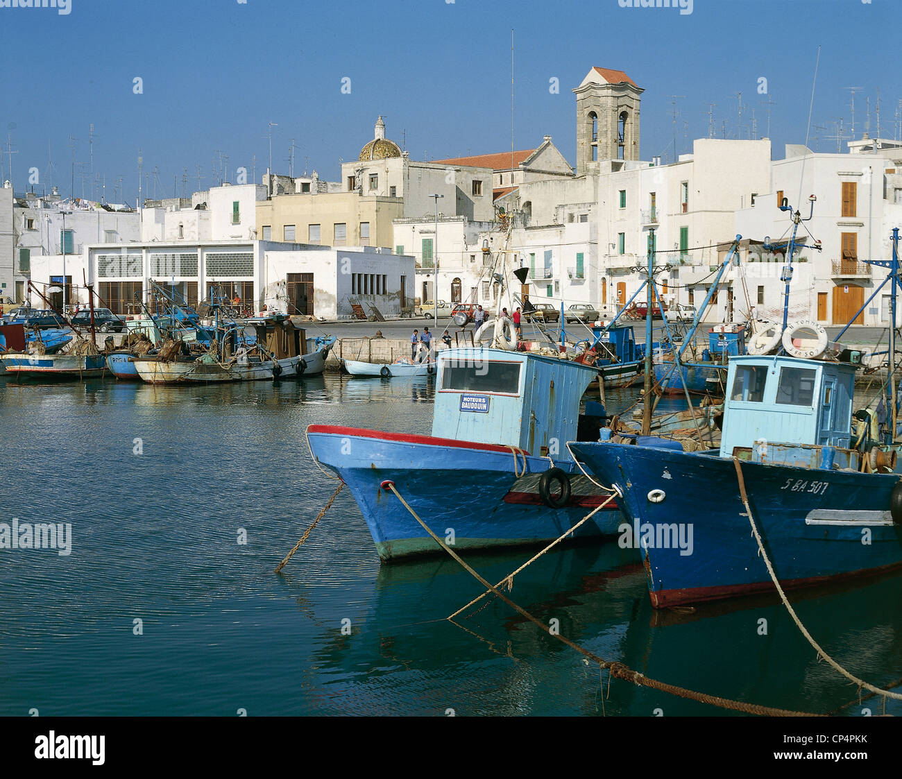 Les Pouilles - Mola di Bari (Ba). Bateaux dans le port. Banque D'Images