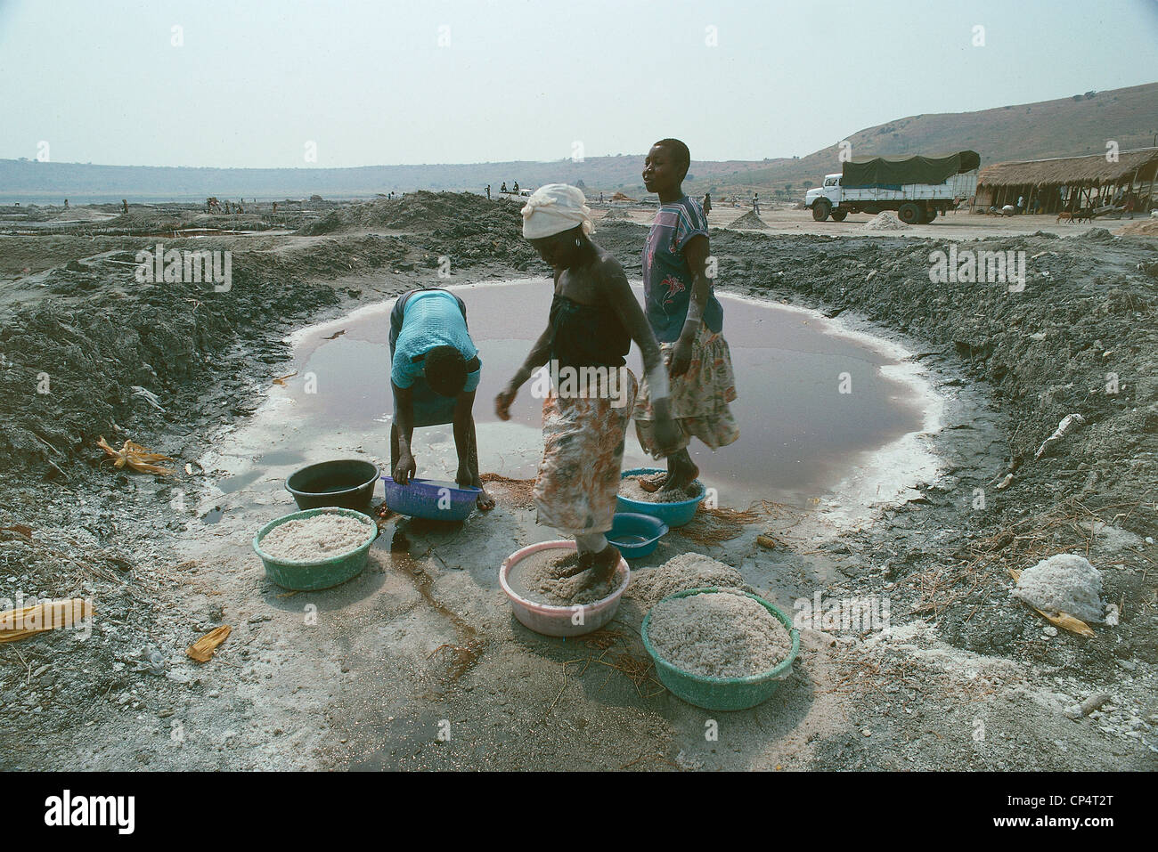 Ouganda - Parc national Queen Elizabeth - Salt Lake Katwe. Salina, l'extraction minière artisanale de sel. Banque D'Images