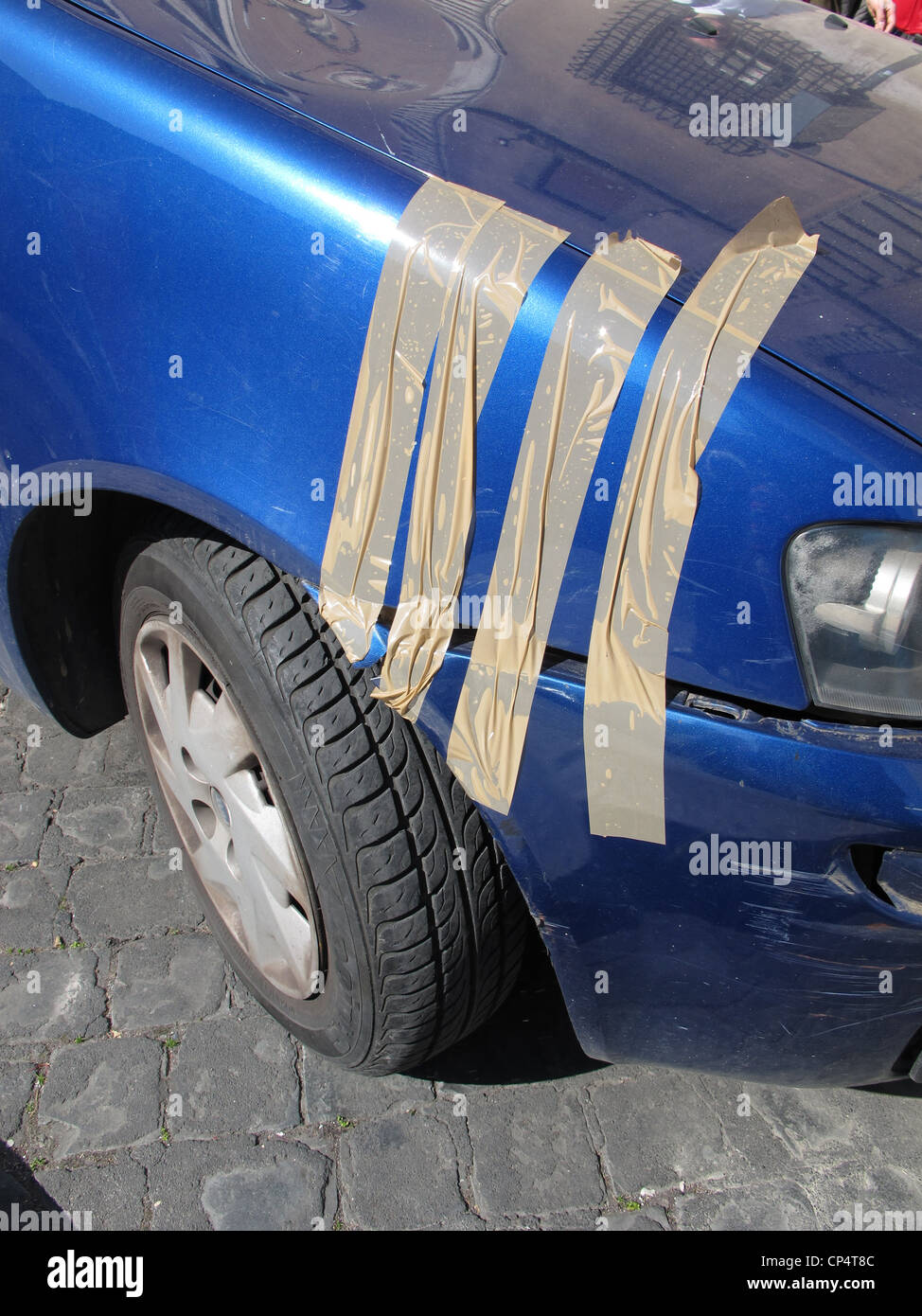 Réparation temporaire de la rupture de la voiture pare-choc aile avant  Photo Stock - Alamy