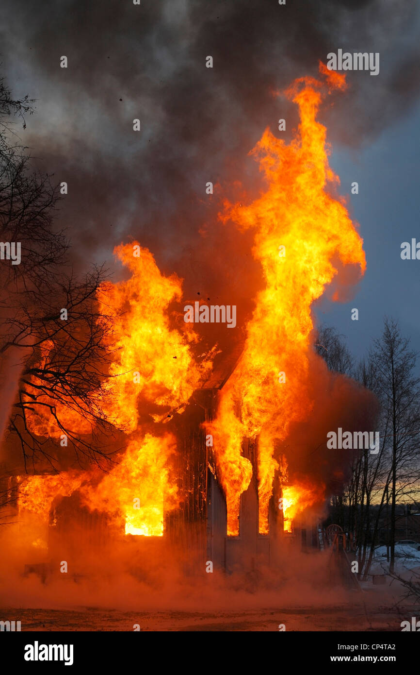 Une maison en bois en flammes Banque D'Images