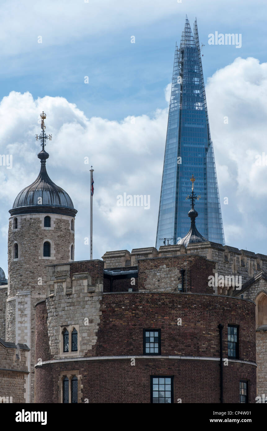 Le Shard London UK se dressant au dessus de la Tour de Londres les bâtiments. L'ancien et le nouveau. Banque D'Images