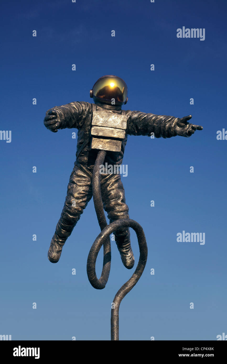 "Le pionnier", une statue commémorant l'astronaute américain Ed White, à l'extérieur du National Space Centre, Leicester. Banque D'Images