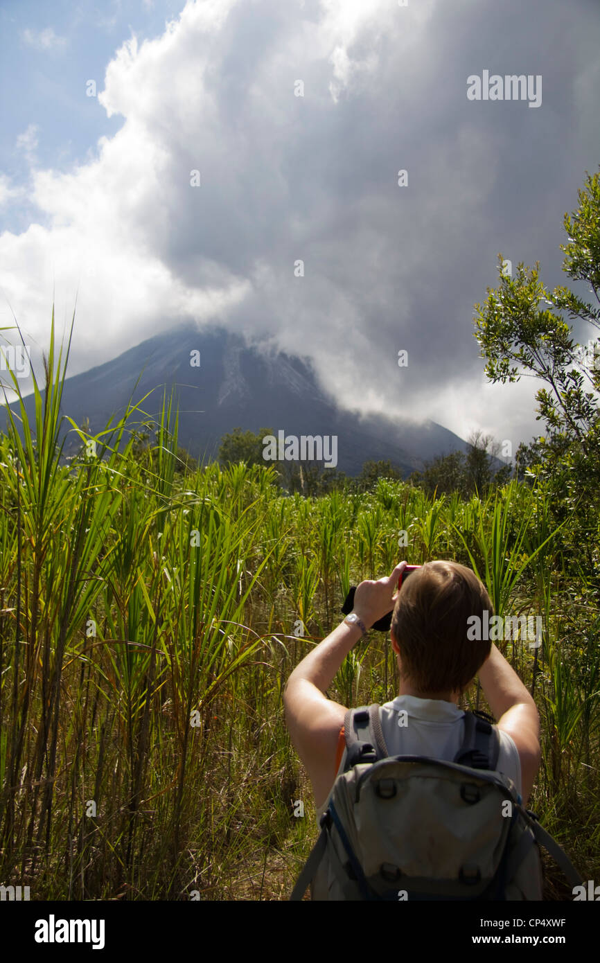 En photographiant le volcan Arenal Costa Rica Banque D'Images