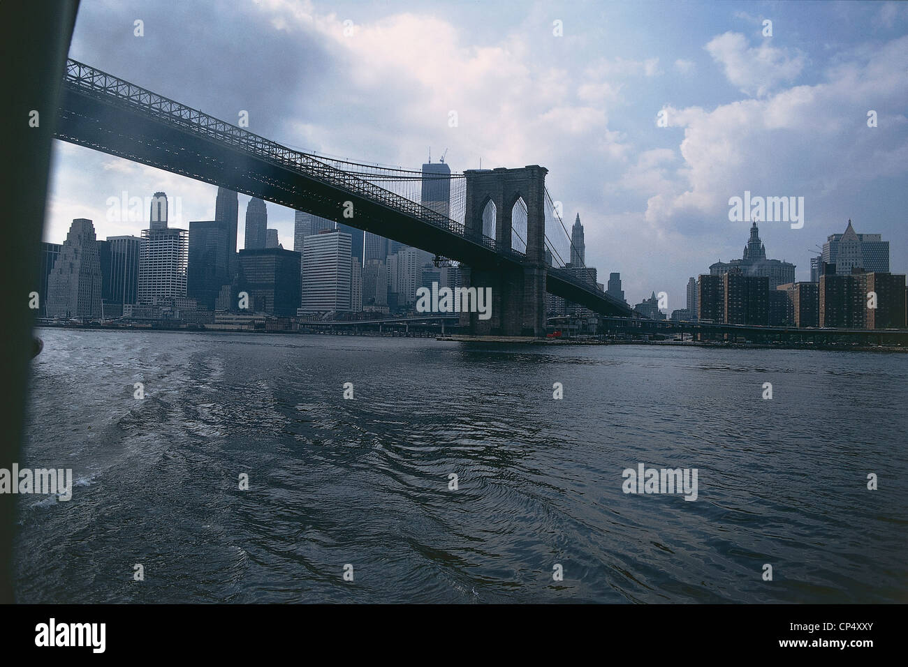 États-unis d'Amérique du xxe siècle, début de années 70, New York. Pont de Brooklyn sur l'East River, le Lower Manhattan. Dans Banque D'Images