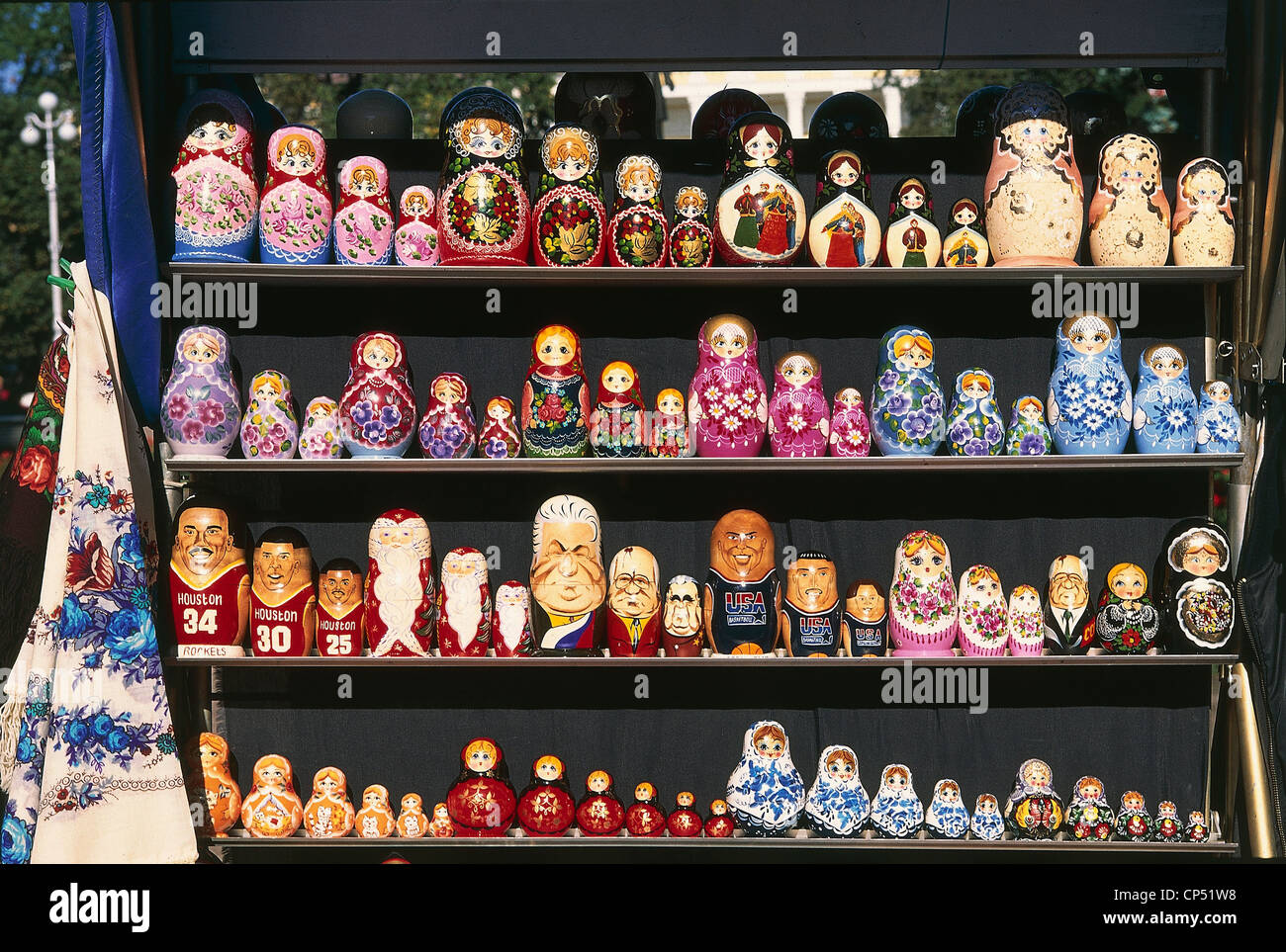 Russie - Saint-Pétersbourg, des marchands de souvenirs. Matrioshka Banque D'Images