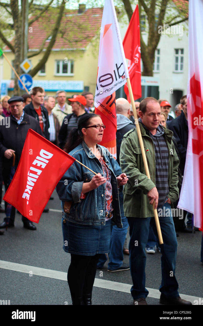 Un manifestant tenant une 'Die Linke' flag. Banque D'Images