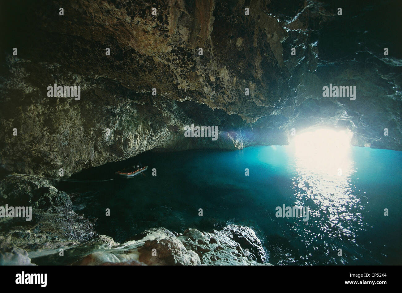 Sicile - Île d'Ustica, une grotte sous-marine. Banque D'Images