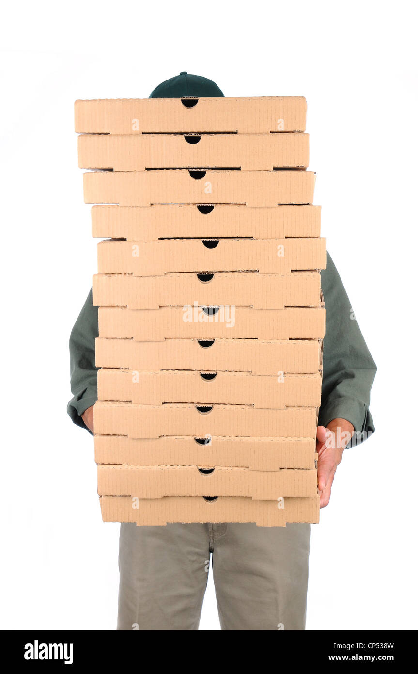 Un livreur de pizza, caché derrière une grande pile de boîtes qu'il est porteur. Format vertical sur fond blanc. Banque D'Images
