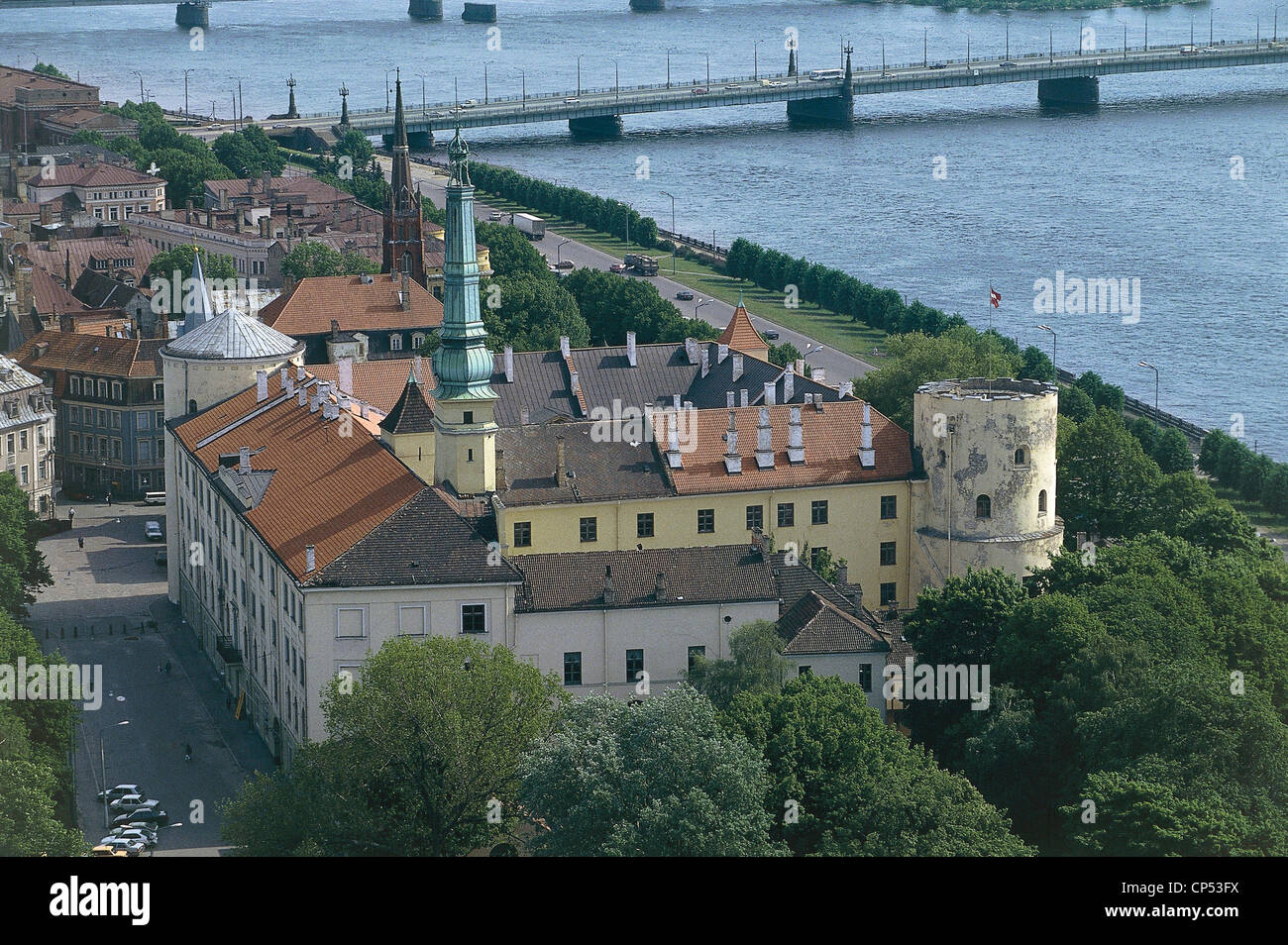 Lettonie Riga, Vieille Ville (Vecriga ; Site du patrimoine mondial par l'UNESCO, l'année 1997). Château (Rigas Pils, 1491-1515) le long de la Daugava. Banque D'Images