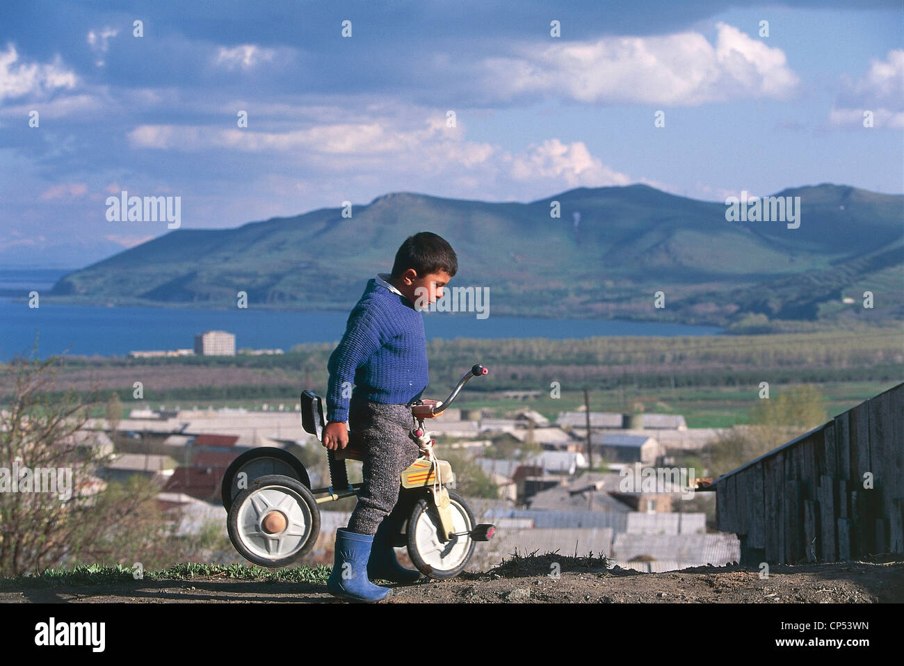 Arménie - Lac Sévan. Tricycle enfant sur Banque D'Images