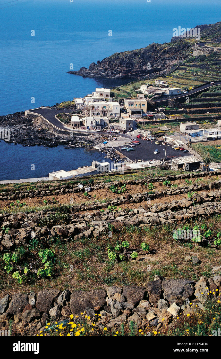 La SICILE AVEC VUE SUR LE PORT DE L'ÎLE PANTELLERIA Barcelona Banque D'Images