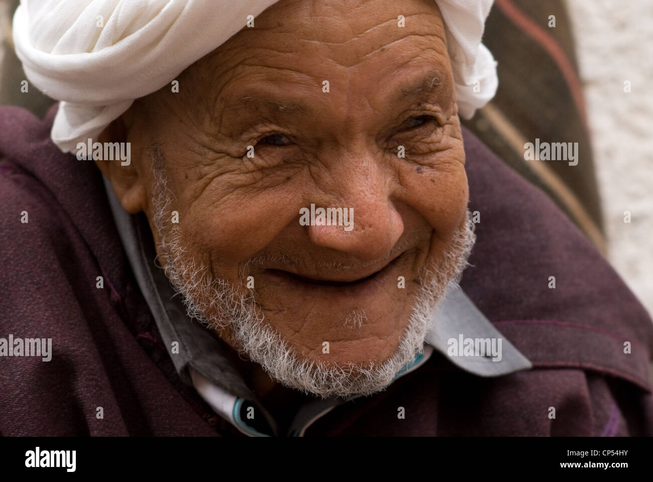 Heureux homme berbère ancienne dans les rues d'Essaouira, Maroc (portrait) Banque D'Images