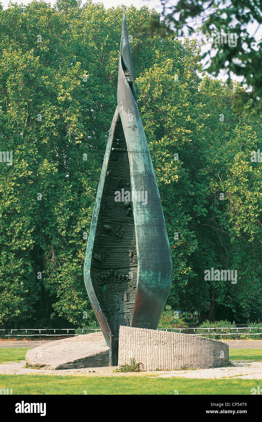 Hongrie Budapest, ravageur. L'île Margaret. Monument du centenaire, en forme de fleur, sculpteur Istvan Kiss, anniversaire de Banque D'Images