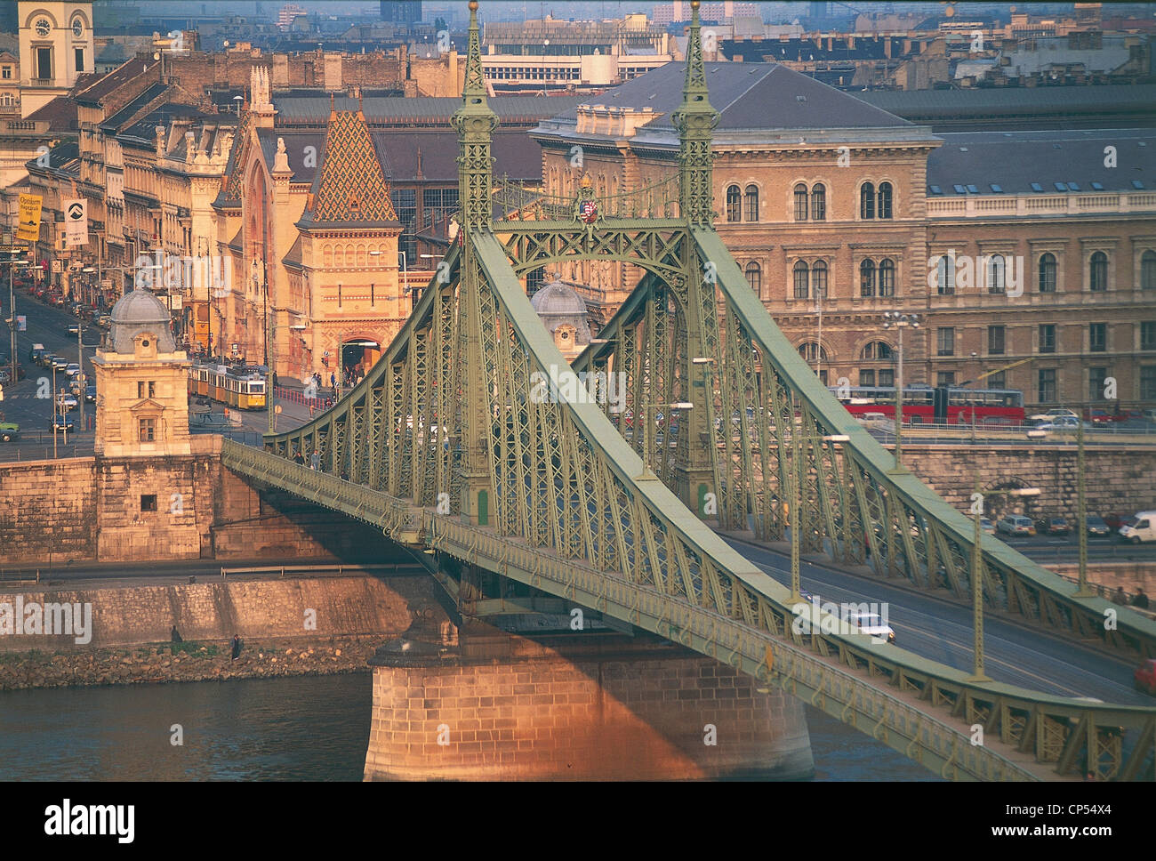 Hongrie Budapest Pest. Pont de la liberté (Szabadsag hid), construit en style Art Nouveau en 1896 conçu par Janos Feketehazy Aurel Banque D'Images