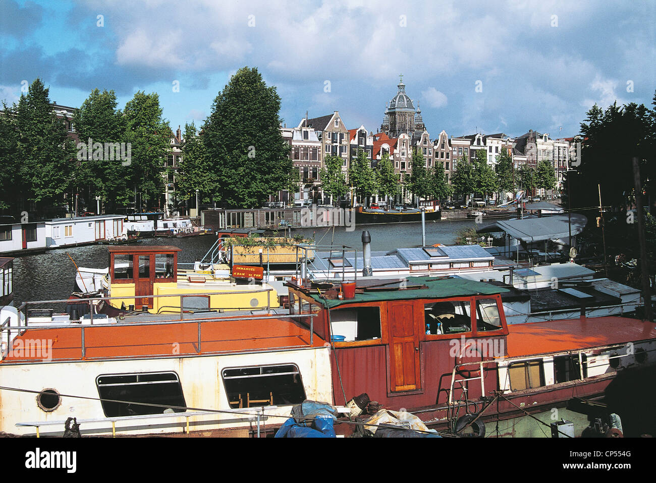 Pays-bas - Amsterdam. Les bateaux de la rivière Amstel. Banque D'Images
