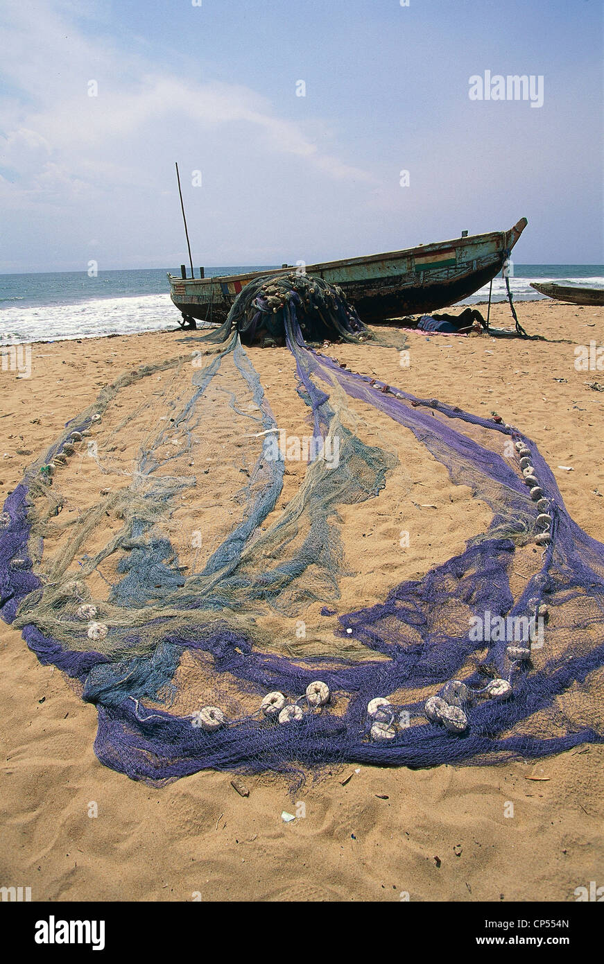 Côte d'Ivoire - bateau de pêche et net sur la plage à Grand Lahou. Banque D'Images