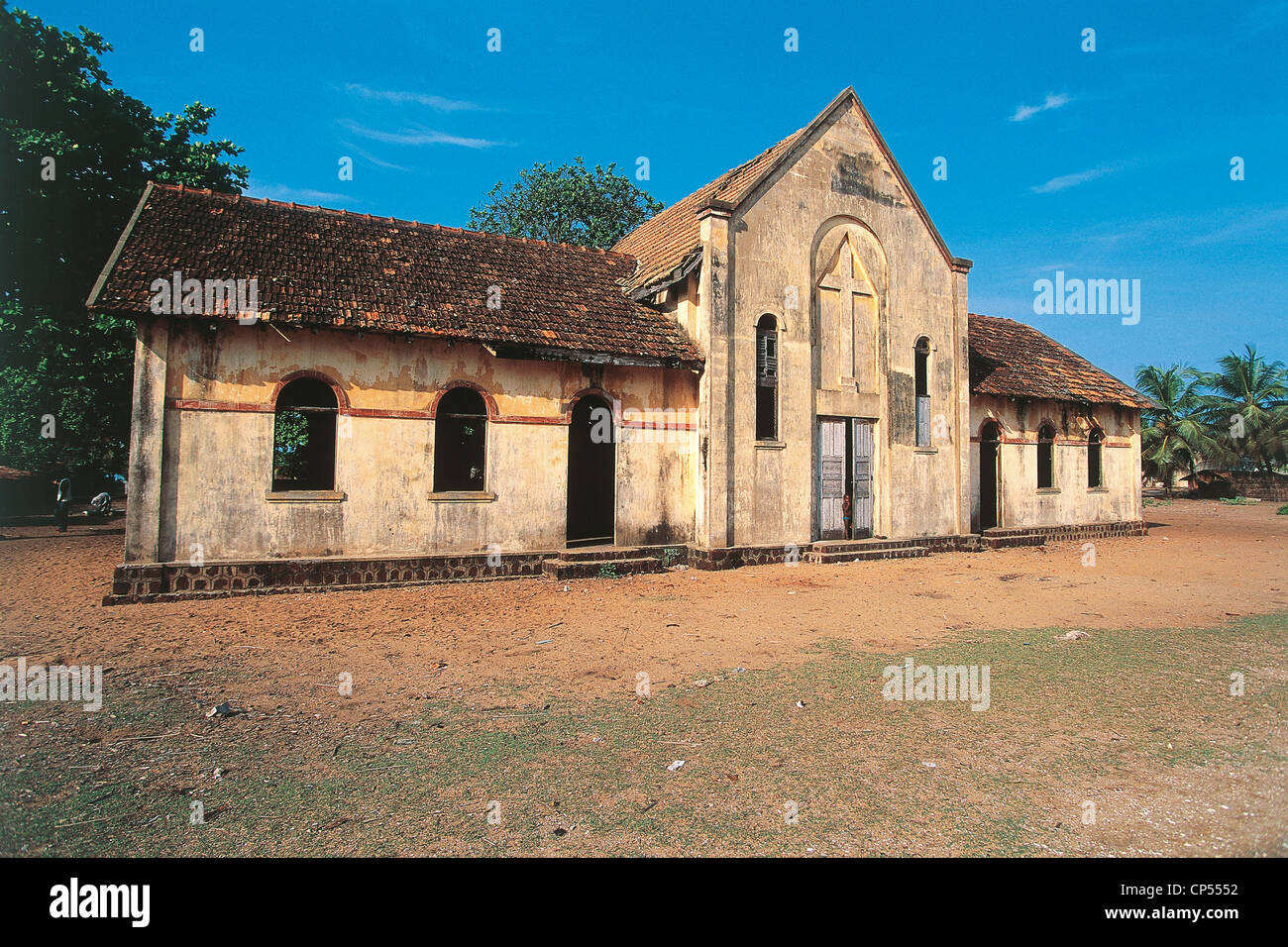 Côte d'Ivoire - Grand-Lahou, église coloniale sert maintenant d'école. Banque D'Images