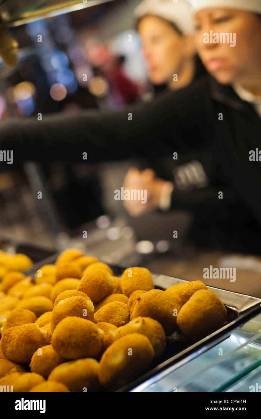 Espagne, Madrid, Plaza de San Miguel, le Mercado de San Miguel, marché alimentaire artisan, croquettes traditionnelles Banque D'Images