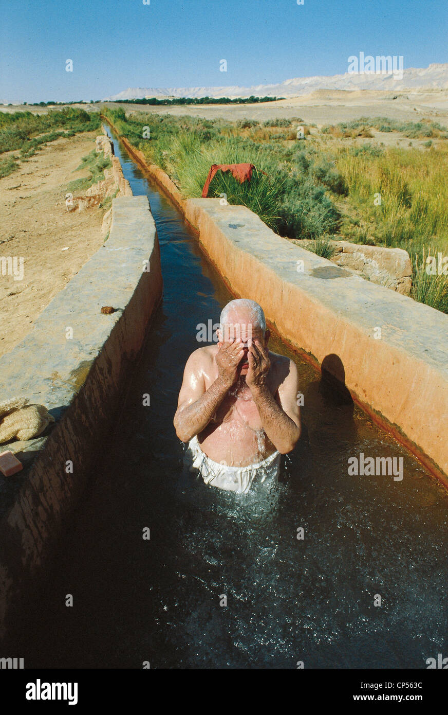 L'Egypte Sahara oriental mouiller dans un réservoir, puits d'irrigation dans l'oasis de Dakhla Banque D'Images