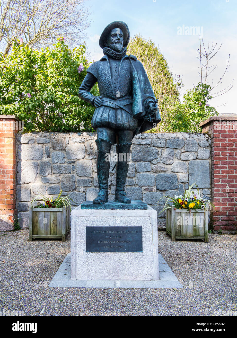 Statue de Sir Walter Raleigh dans le petit village de East Budleigh Devon, son lieu de naissance, Devon, Angleterre. Banque D'Images
