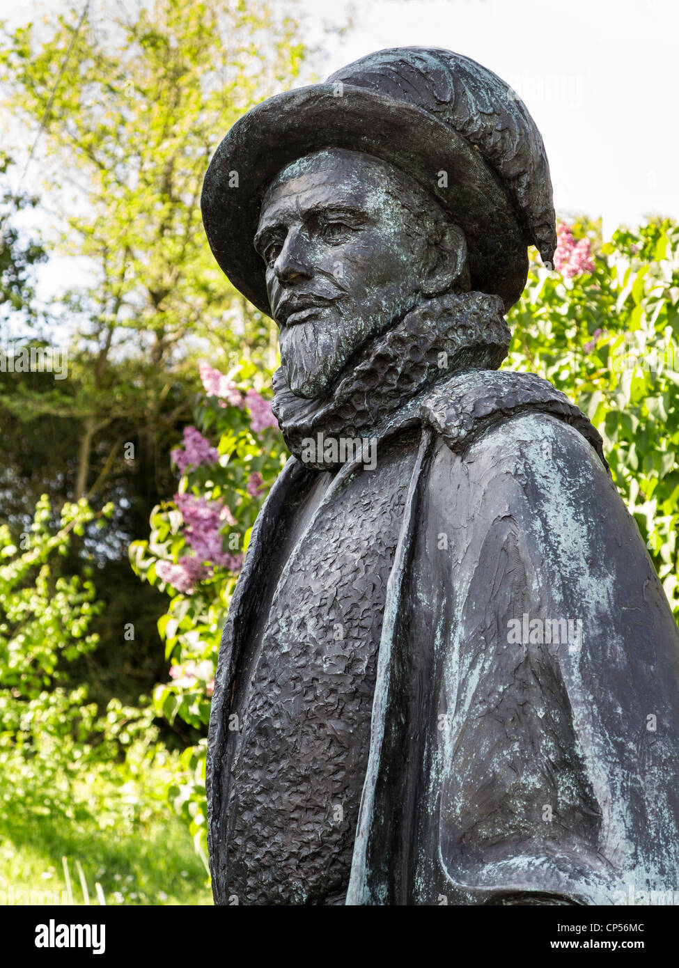 Statue de Sir Walter Raleigh dans le petit village de East Budleigh Devon, son lieu de naissance, Devon, Angleterre. Banque D'Images
