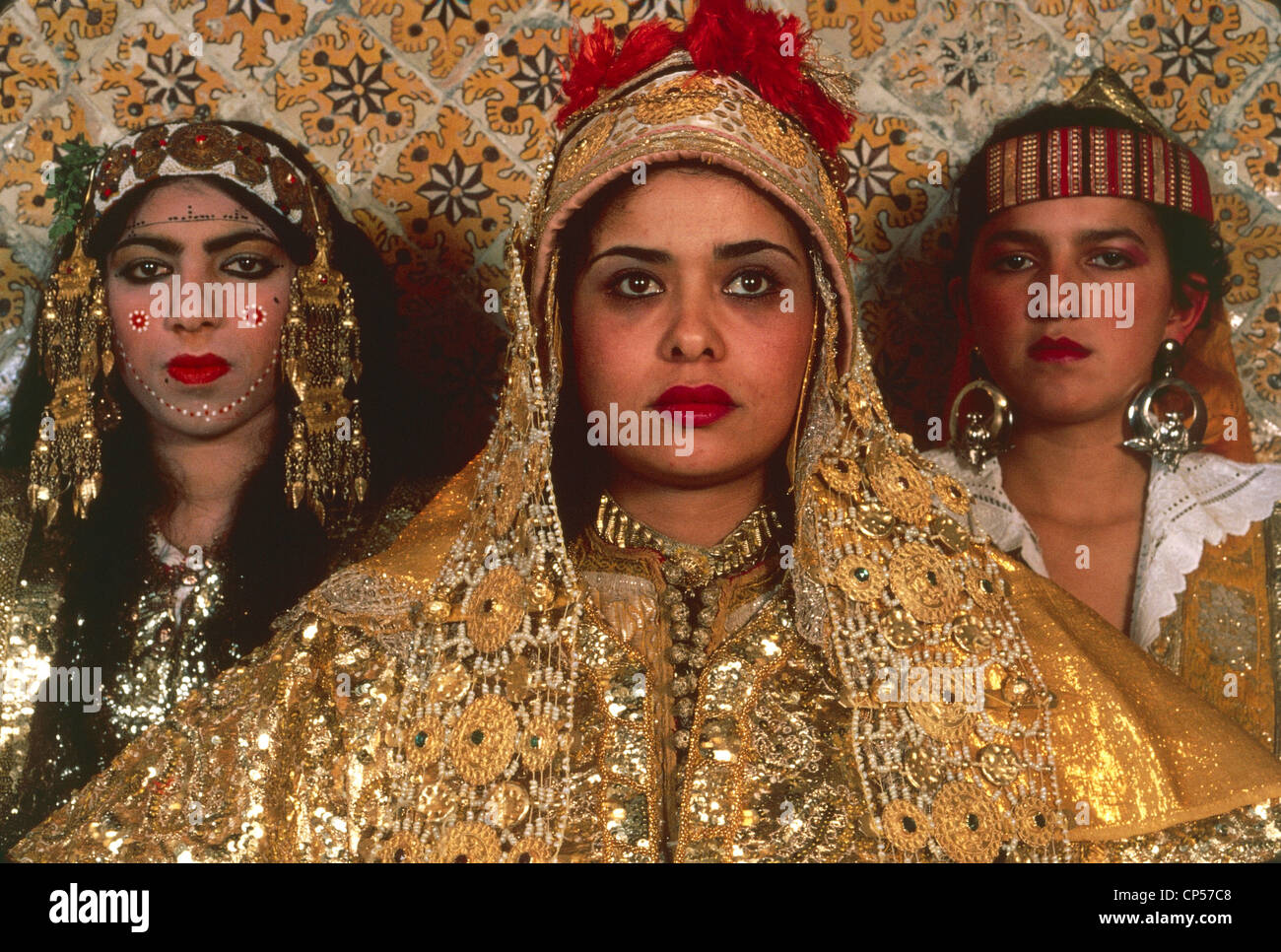 Tunisie, Tunis. Femme portant la robe mariage musulmane traditionnelle  Photo Stock - Alamy