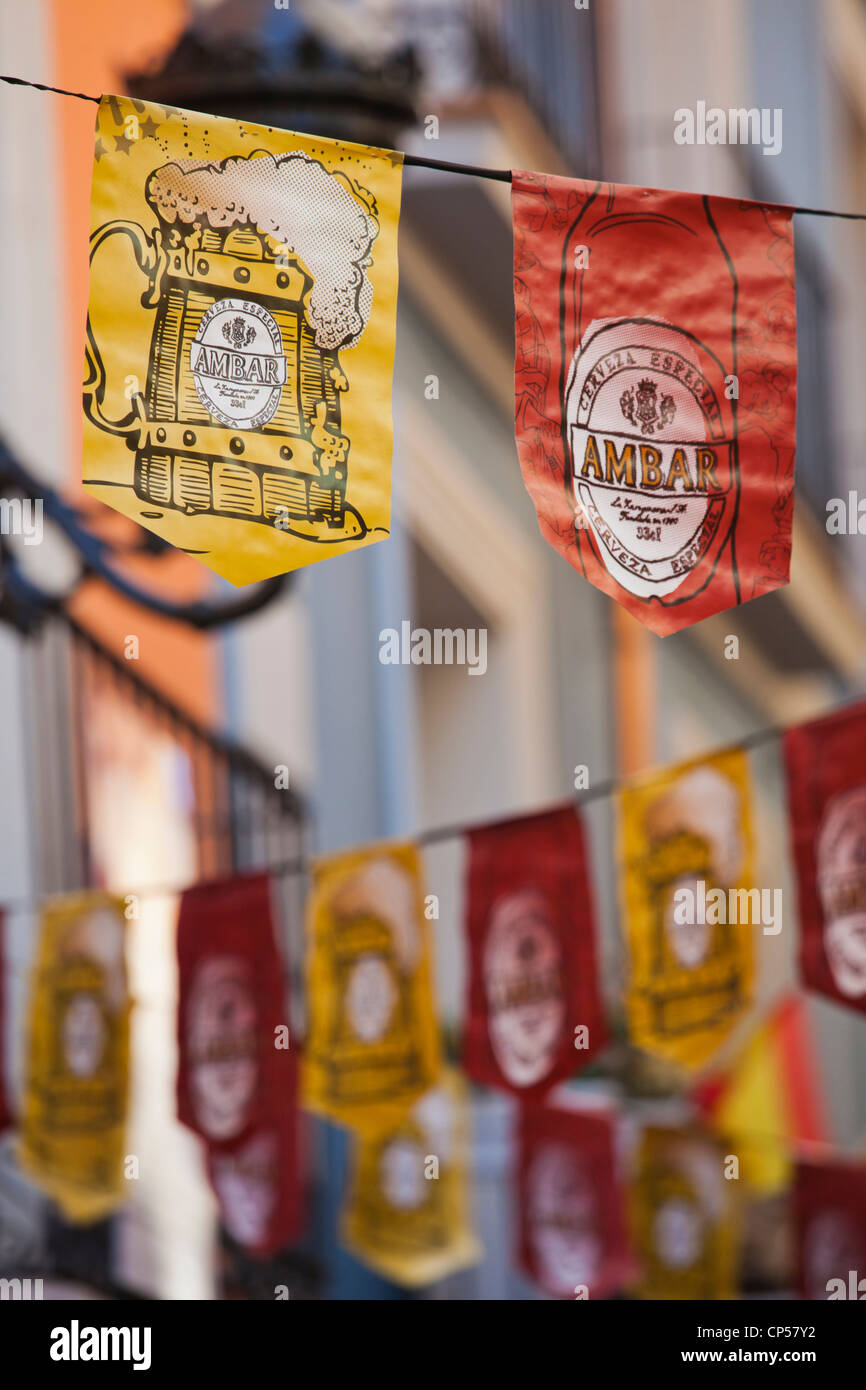 Espagne, Aragon, province de Saragosse, Saragosse, El Tubo de divertissement, les drapeaux sur la rue Calle de la Libertad Banque D'Images