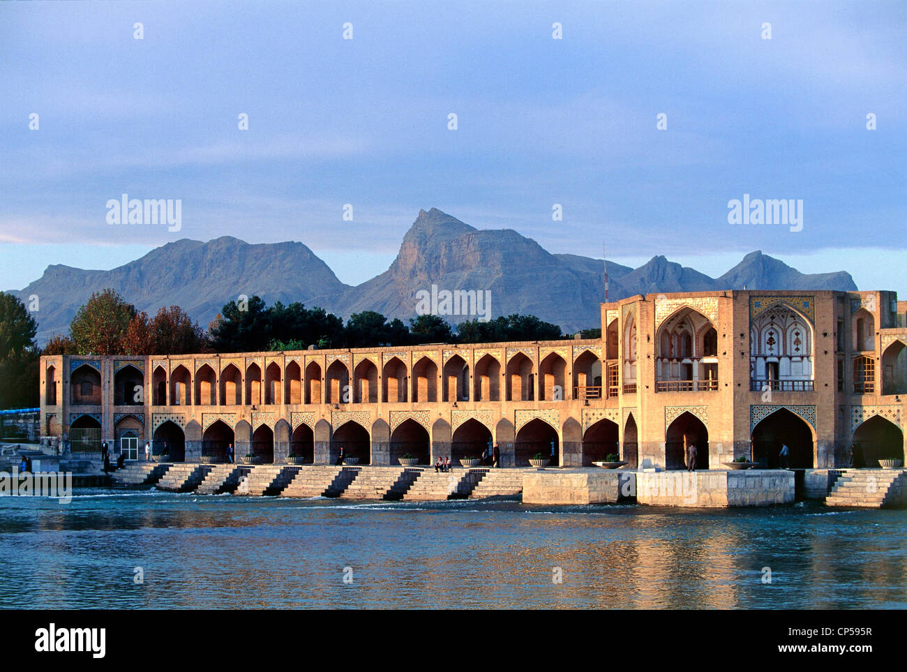 Iran - Ispahan. Le pont Khaju (Shah Abbas II, 1650) de la rivière Zayandeh. Banque D'Images