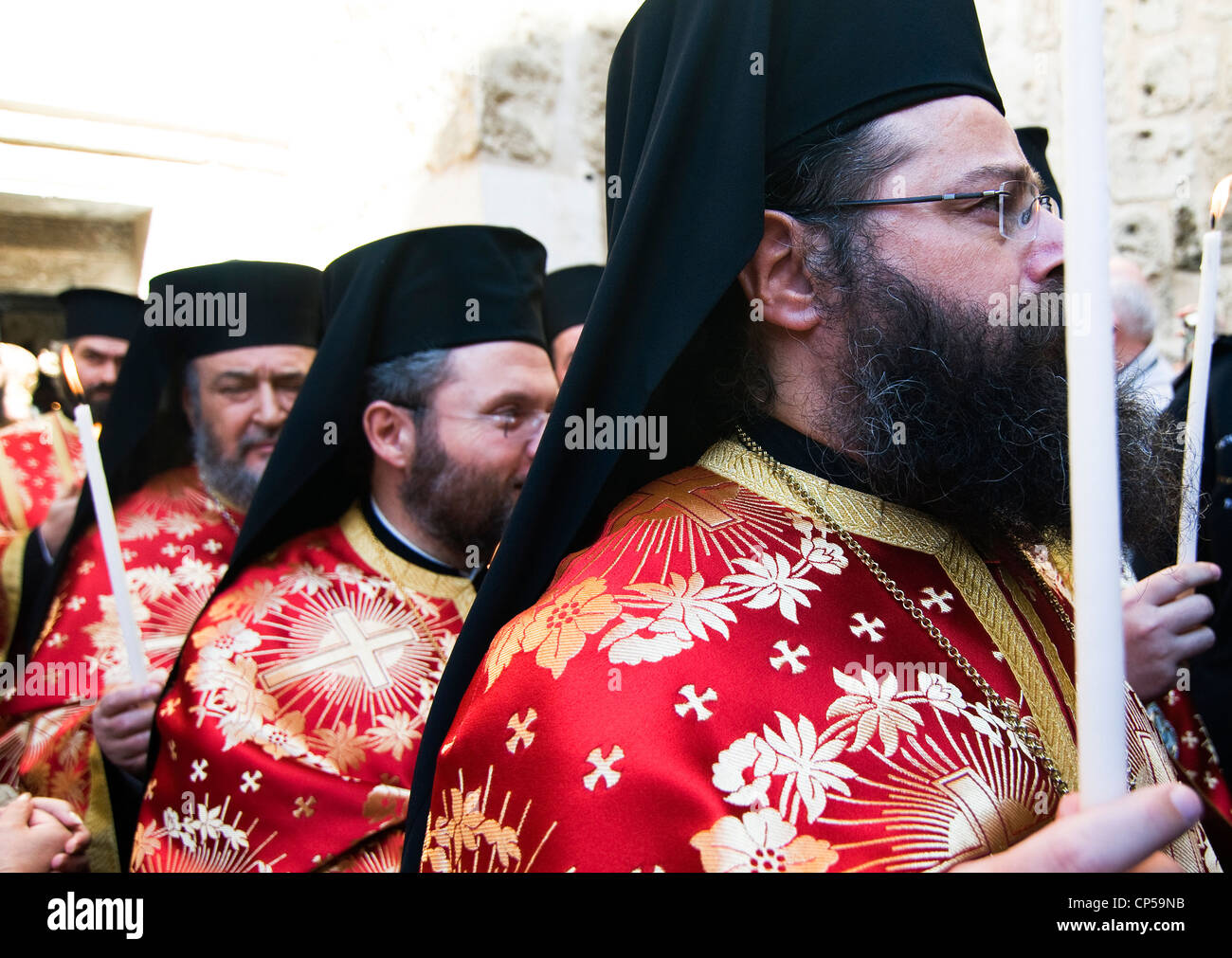 Des prêtres orthodoxes grecs colorés portant des vêtements de cérémonie à Jérusalem. Banque D'Images