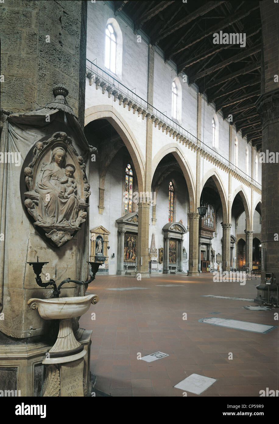 La Toscane, Florence. Arnolfo di Cambio (1245-1302), Sainte Croix. L'INTÉRIEUR GAUCHE DE L'allée. XIII-XIV siècle architecture gothique Banque D'Images