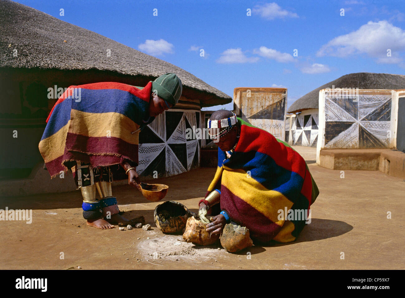 Afrique du Sud - Rhône-Alpes - Botshabelo, Ndebele village. Les préparations de couleurs pour des décorations murales. Banque D'Images