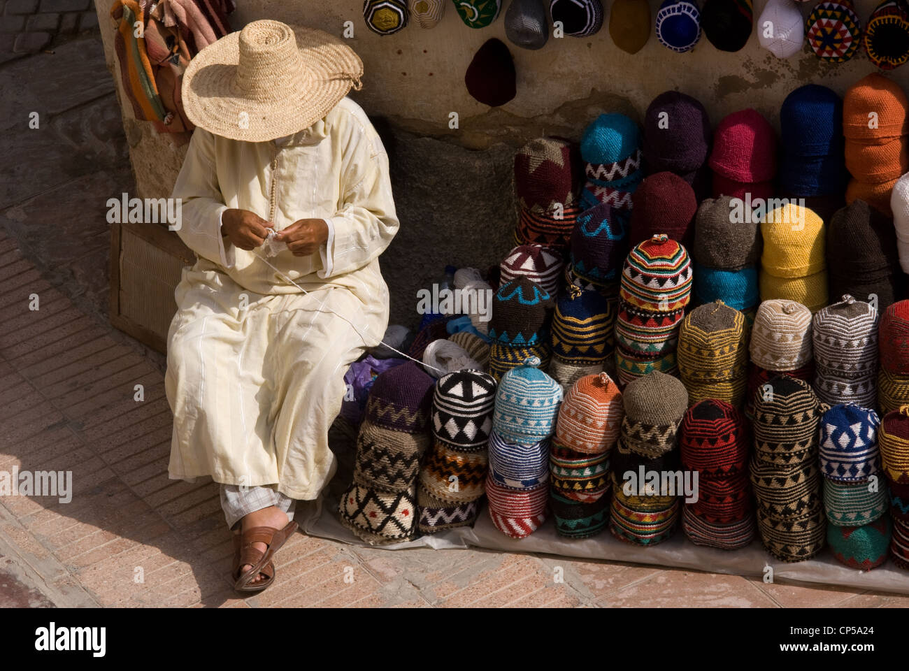 Un vendeur de frissons à l'extérieur de son magasin commerce avec des produits artisanaux pour les vendre aux touristes, Essaouira, Maroc Banque D'Images