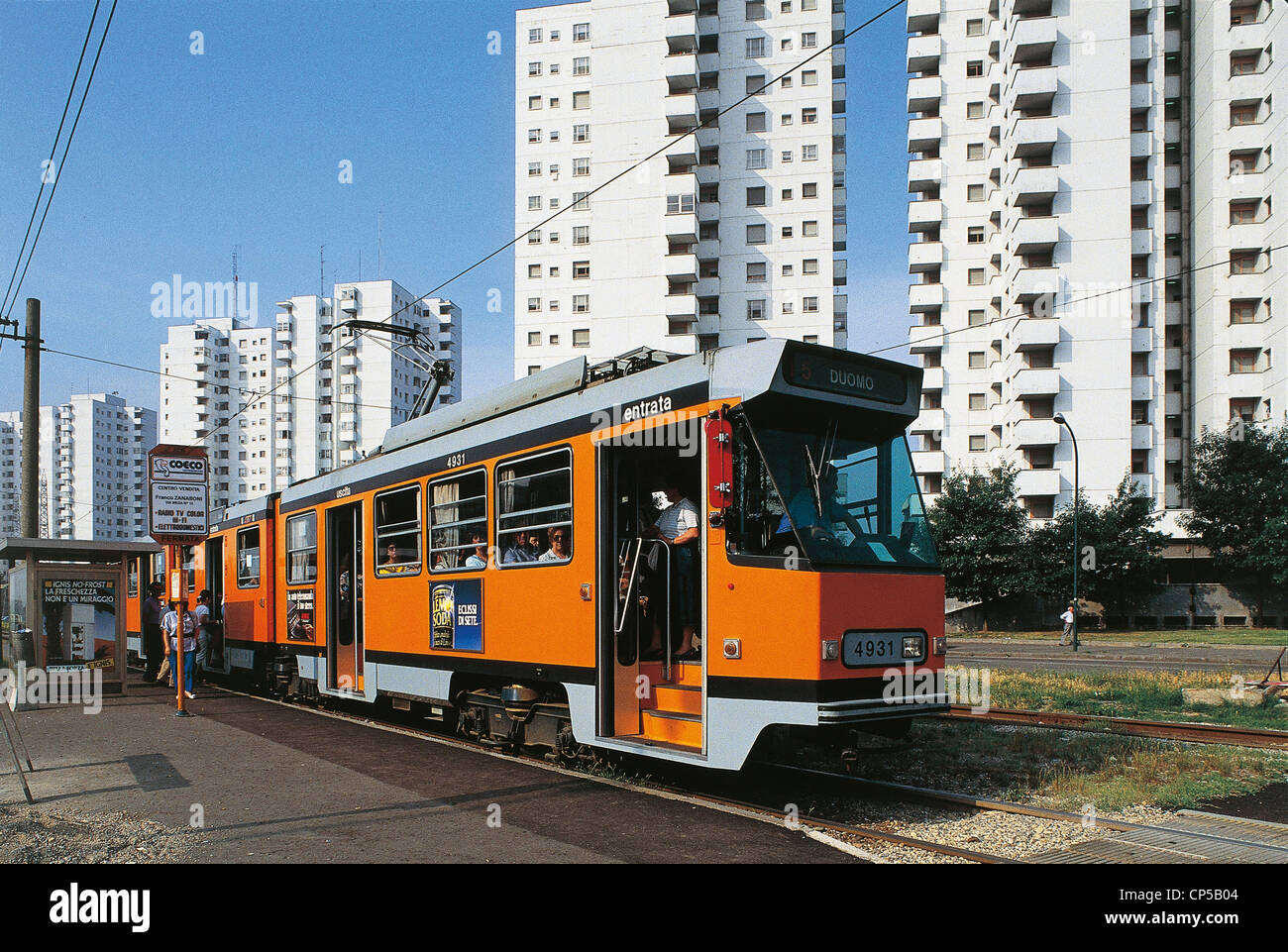 Lombardie Milan TRAM-JUMBO AVEC LES TOURS DU QUARTIER Gratosoglio Banque D'Images