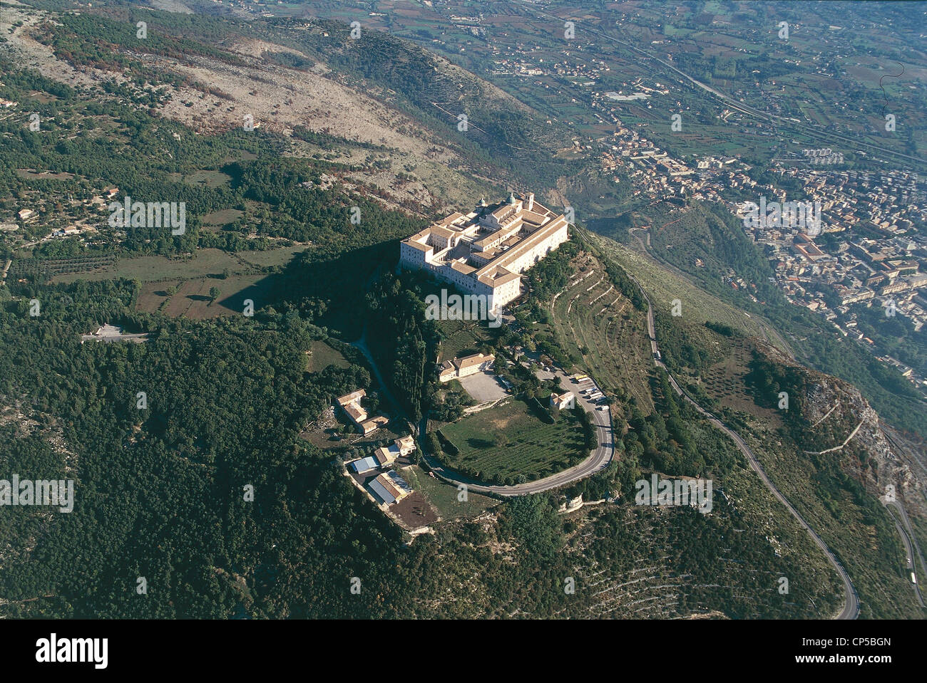 Latium - Cassino (FR) - Abbaye de Monte Cassino, un monastère bénédictin. Vue aérienne. Banque D'Images