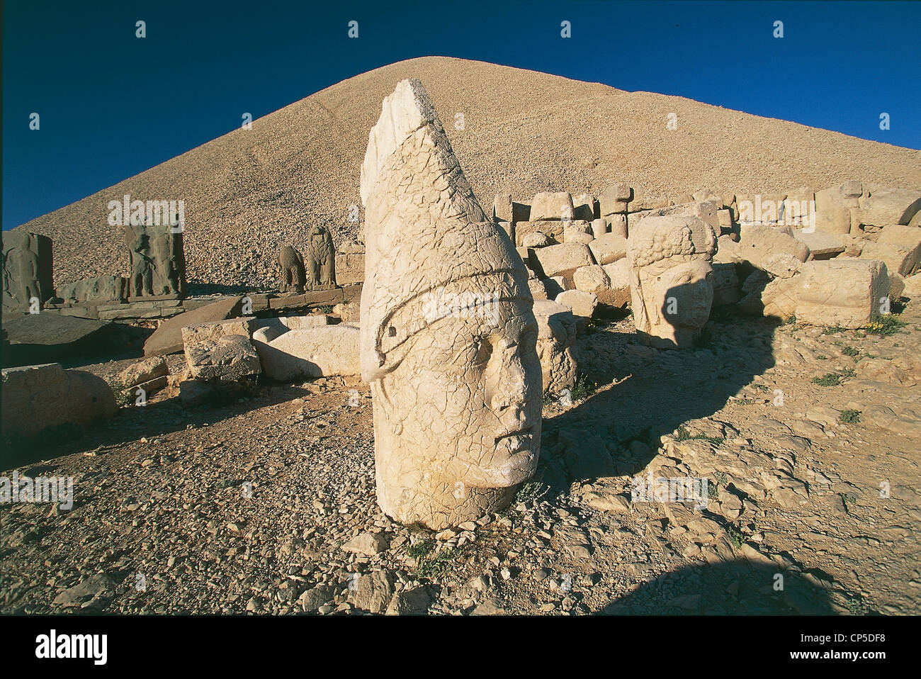 La Turquie Nemrut Dagi (Site du patrimoine mondial par l'UNESCO, 1987) sanctuaire tombe du roi Antiochos Ier de Commagène. Terrasse ouest. Banque D'Images