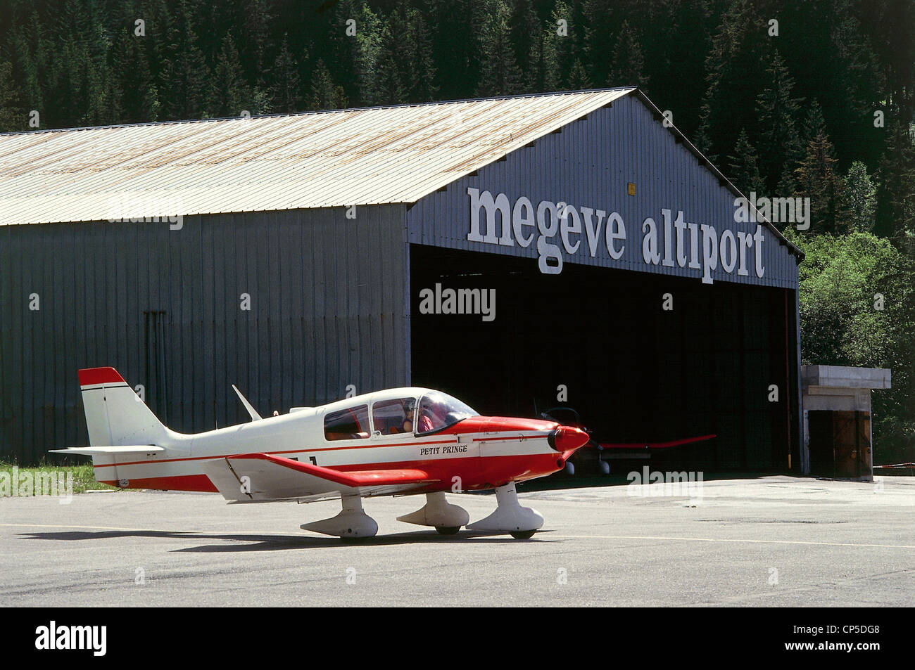 France - Rhône-Alpes - Megève. Altiport. L'aviation légère sur la piste devant le hangar Banque D'Images