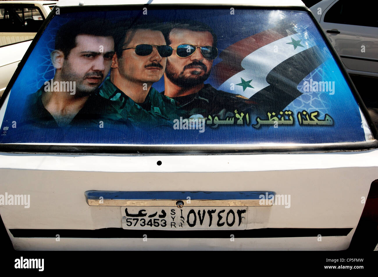 Syrie - Bosra. La fenêtre arrière de la voiture décrite avec des images d'hommes en uniforme Banque D'Images Syrie - Bosra. La fenêtre arrière de la voiture décrite avec des images d'hommes en uniforme Banque D'Images