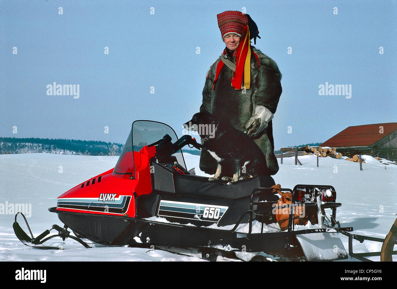 Finlande - Inari - Sami Hommes équitation une motoneige. Banque D'Images